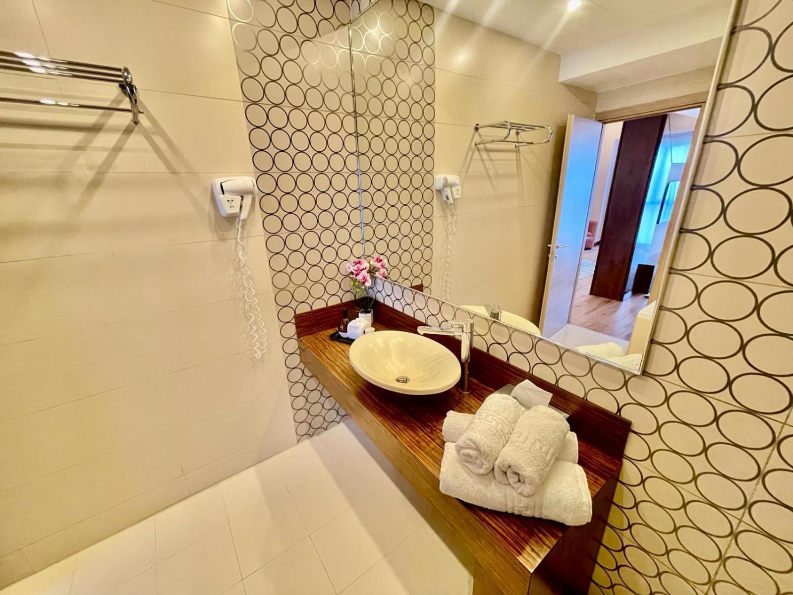 Presidential Luxury Apartments With Amazing View - Yamaluxe Бухарест Екстер'єр фото